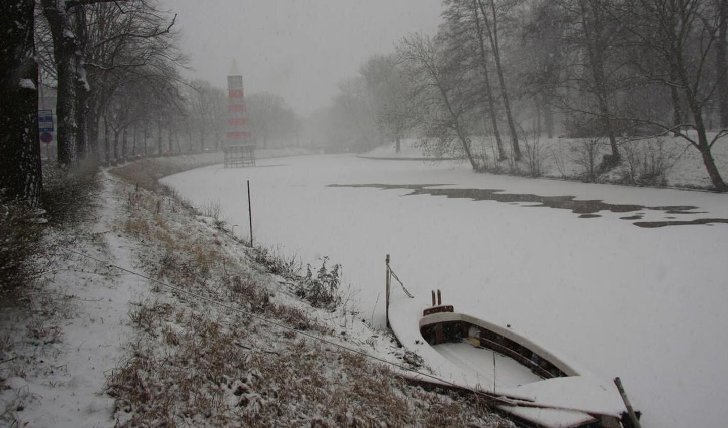 De eerste sneeuw van 2012 leidde tot pret of ergernis in Breda. foto Erik Eggens
