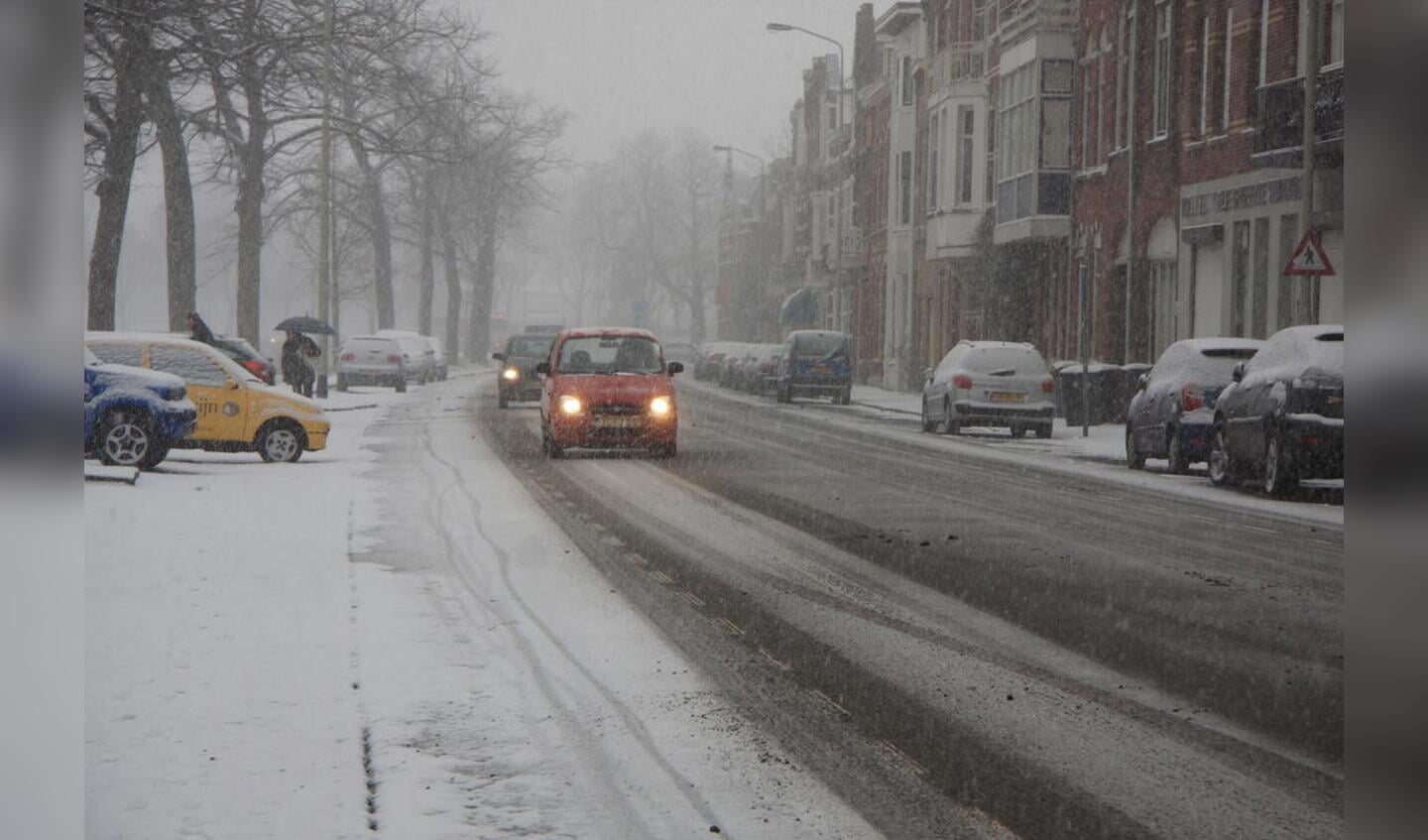 De eerste sneeuw van 2012 leidde tot pret of ergernis in Breda. 