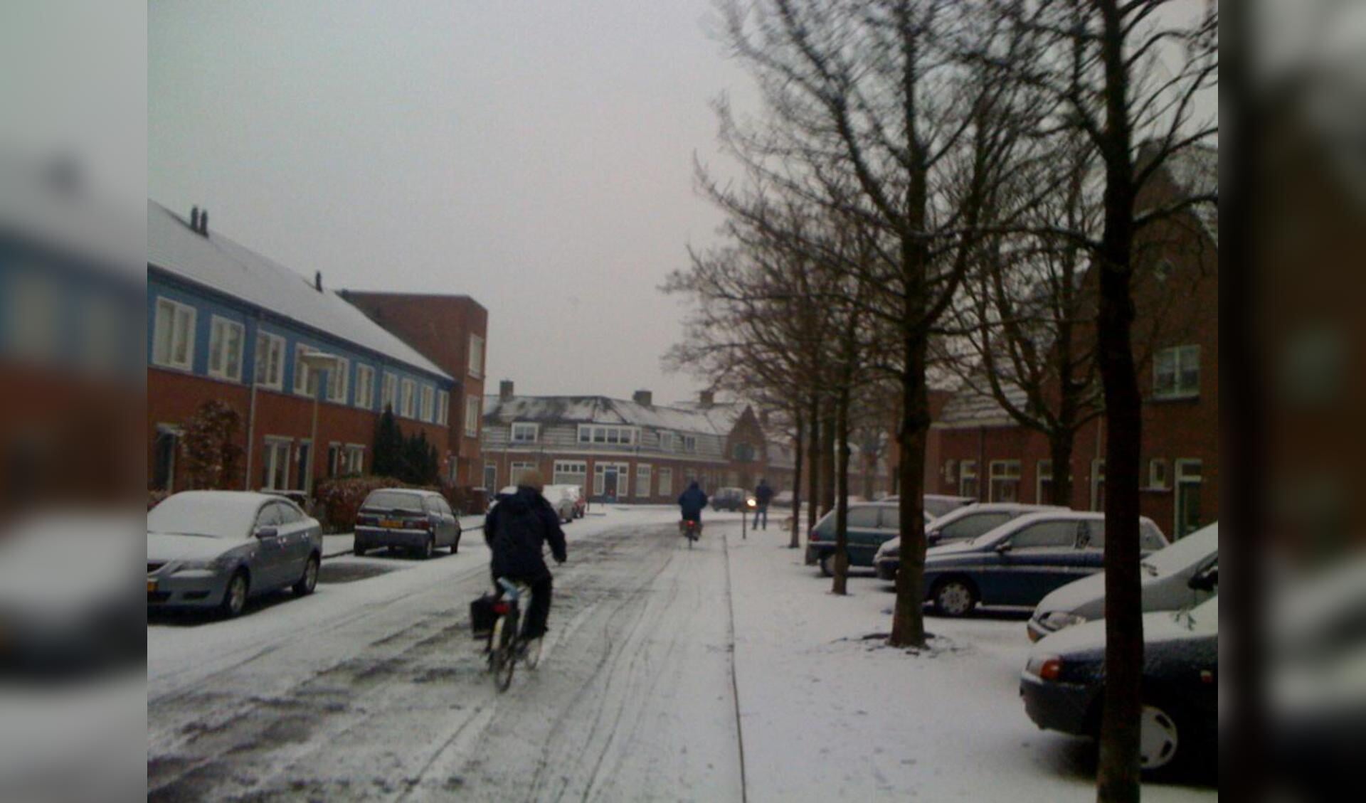 De Dijklaan in Breda heeft een wit laagje gekregen, donderdag 17 december 2009. foto Wijnand Nijs