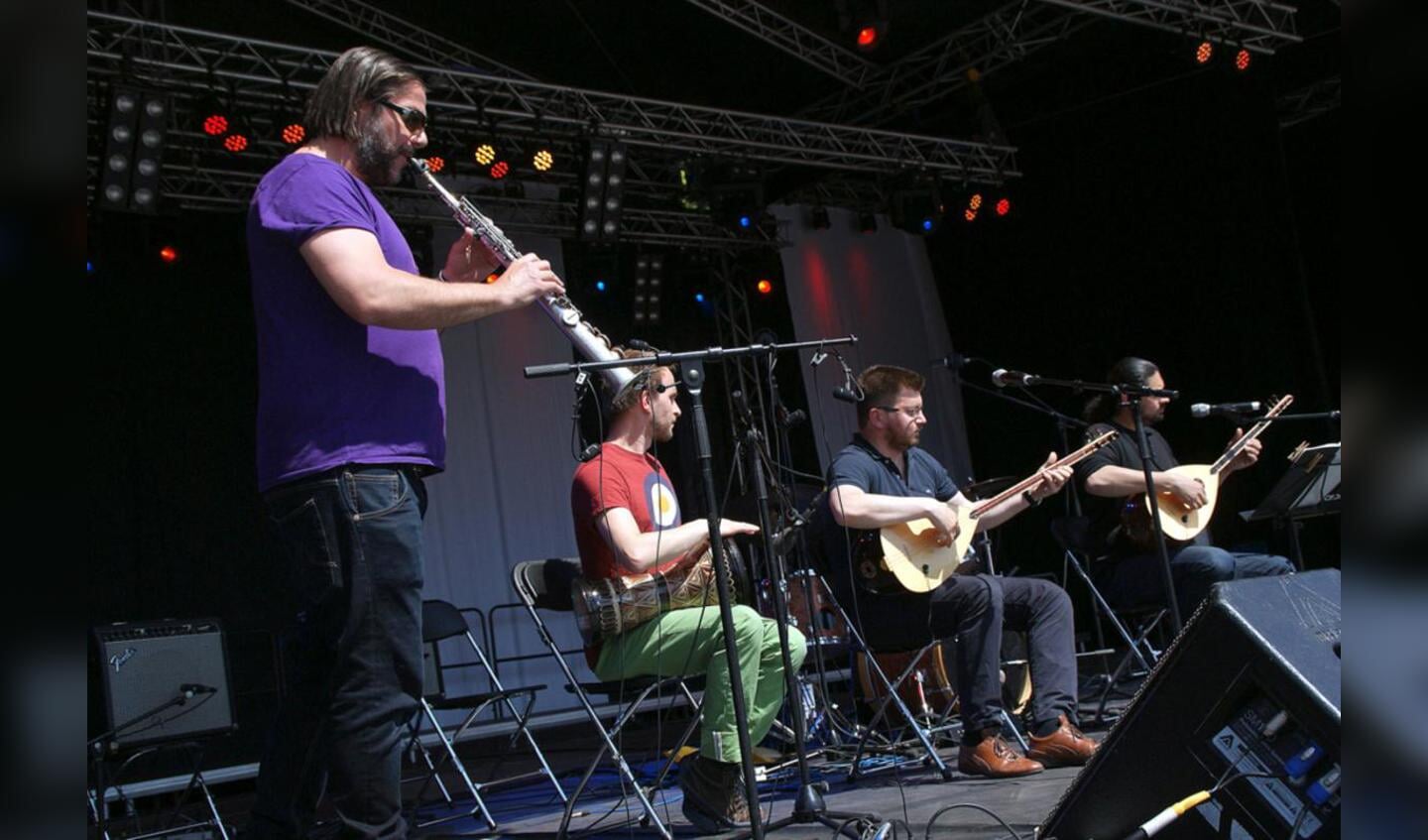 Dansen, zingen en genieten van het mooie weer. Cursisten van de Nieuwe Veste in actie. foto Theo Herrings