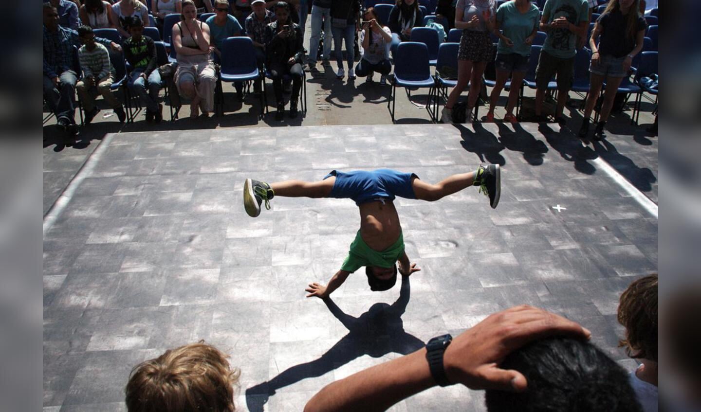 Dansen, zingen en genieten van het mooie weer. Cursisten van de Nieuwe Veste in actie. foto Theo Herrings