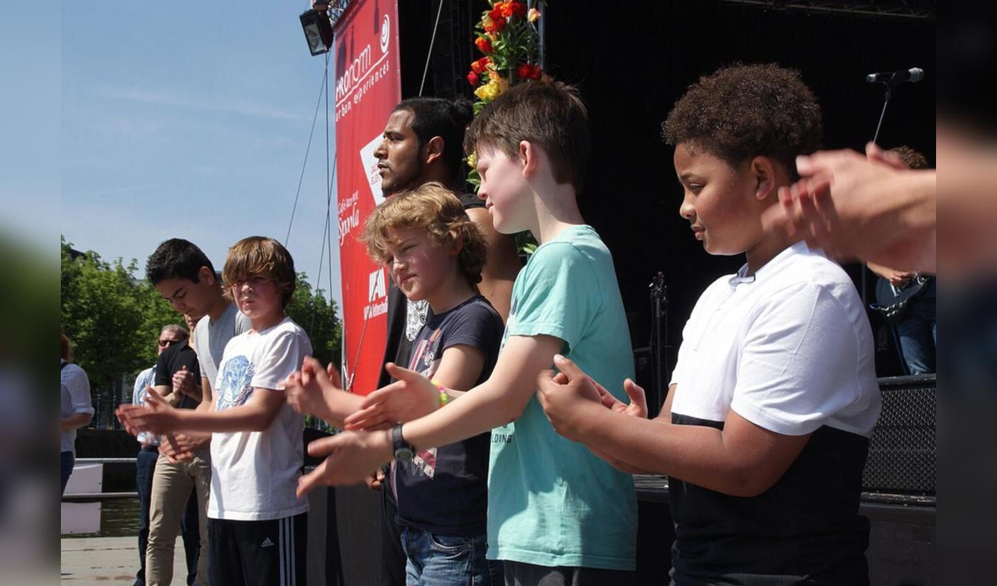 Dansen, zingen en genieten van het mooie weer. Cursisten van de Nieuwe Veste in actie. foto Theo Herrings