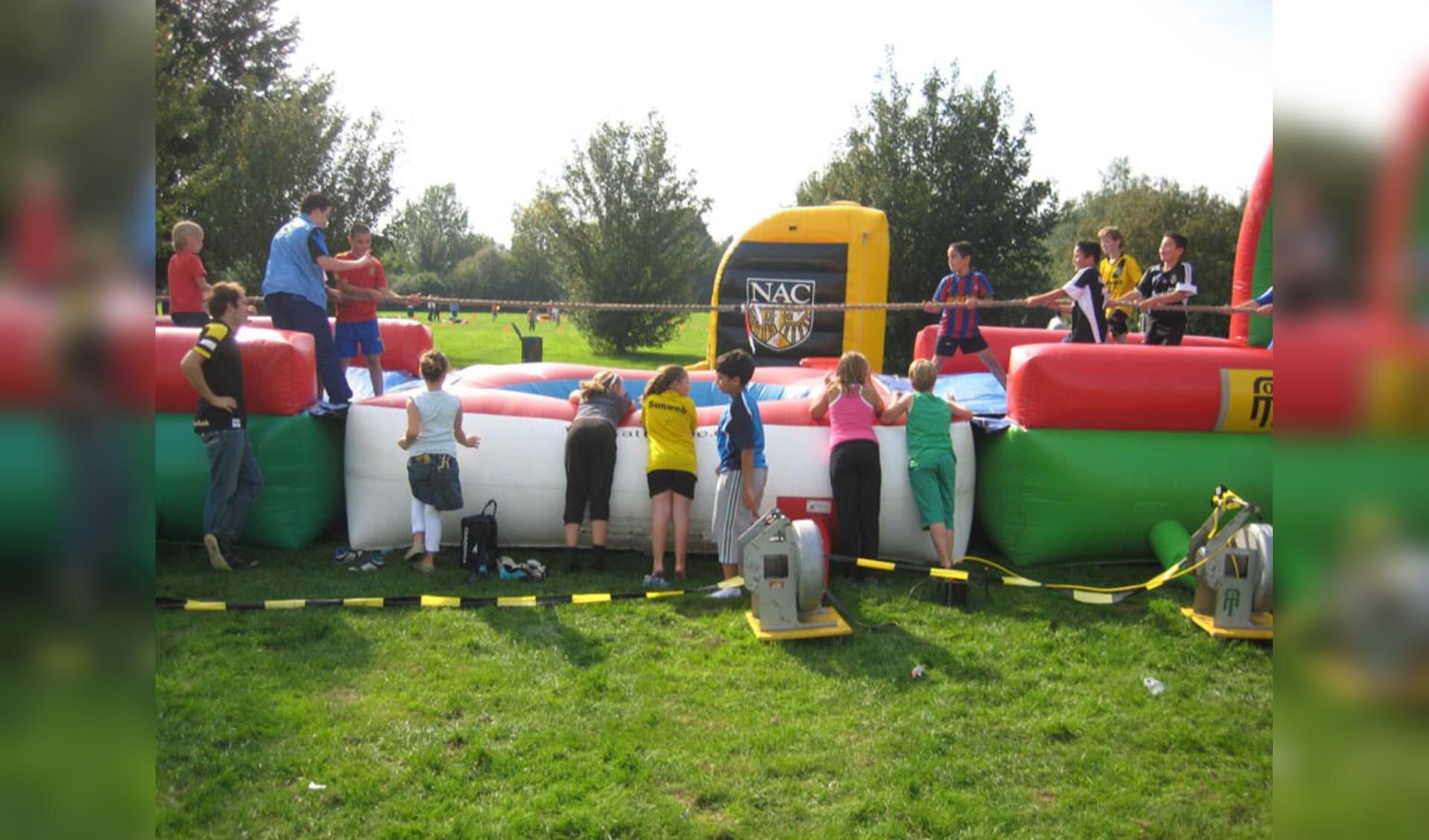 Rond de 140 kinderen hadden waterpret bij de Asterdplas tijdens Spetterend Sportief