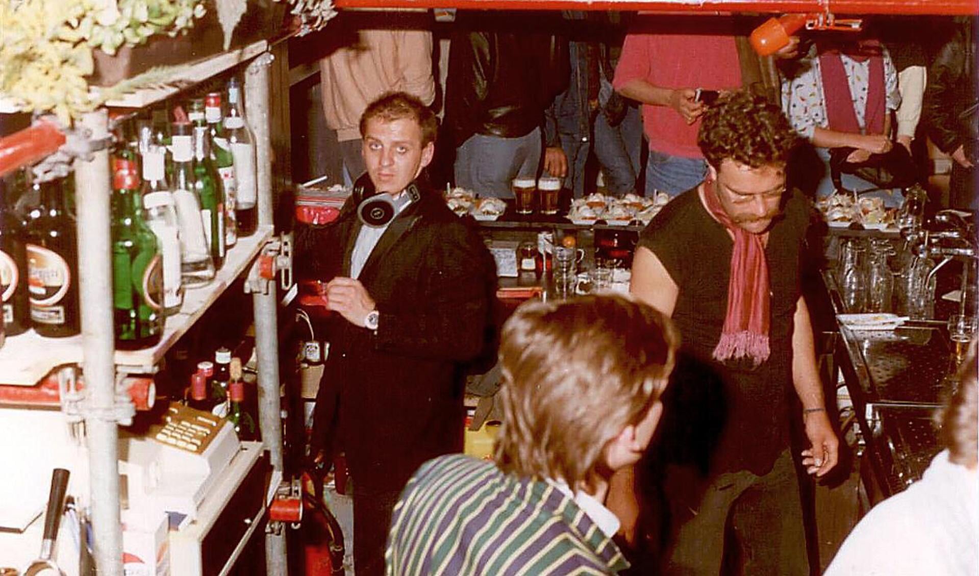 John Polling achter het mengpaneel, verstopt achter de bar in de Spock in 1983.