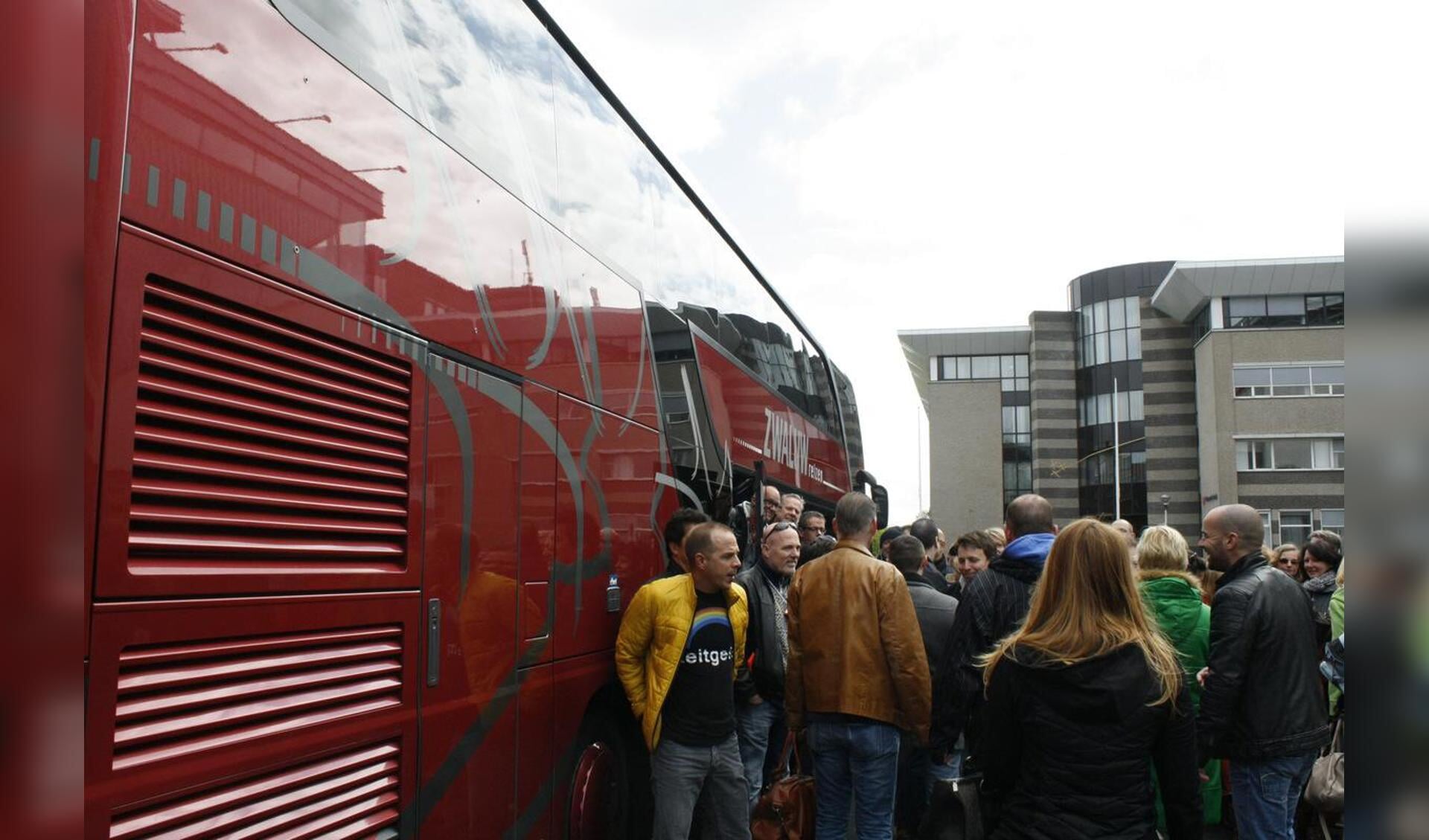 Medewerkers van Holland Casino Breda gaan per bus naar Den Haag. foto Debra van der Heide 