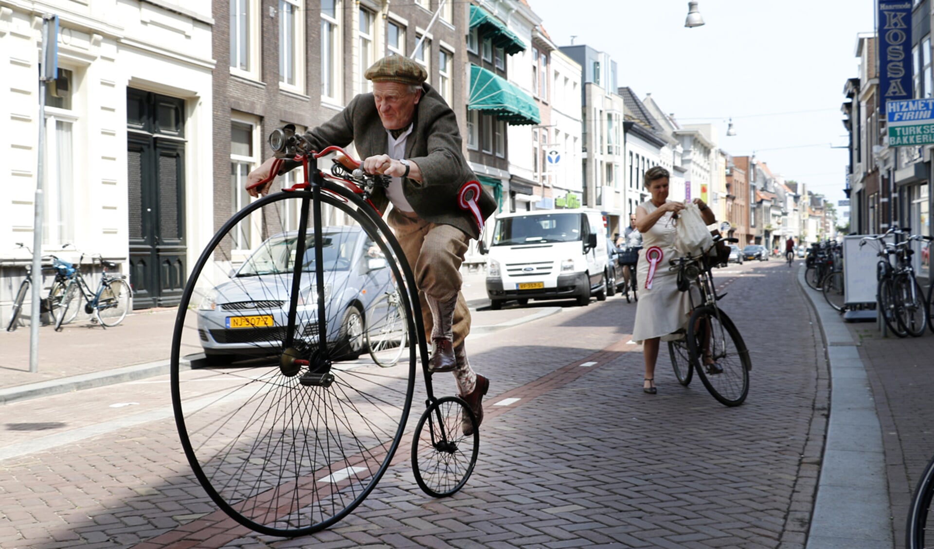 Honderd in Engelse stijl geklede fietsers startten zondagmiddag in de Boschstraat aan de eerste Bredase editie van de Tweed Ride.