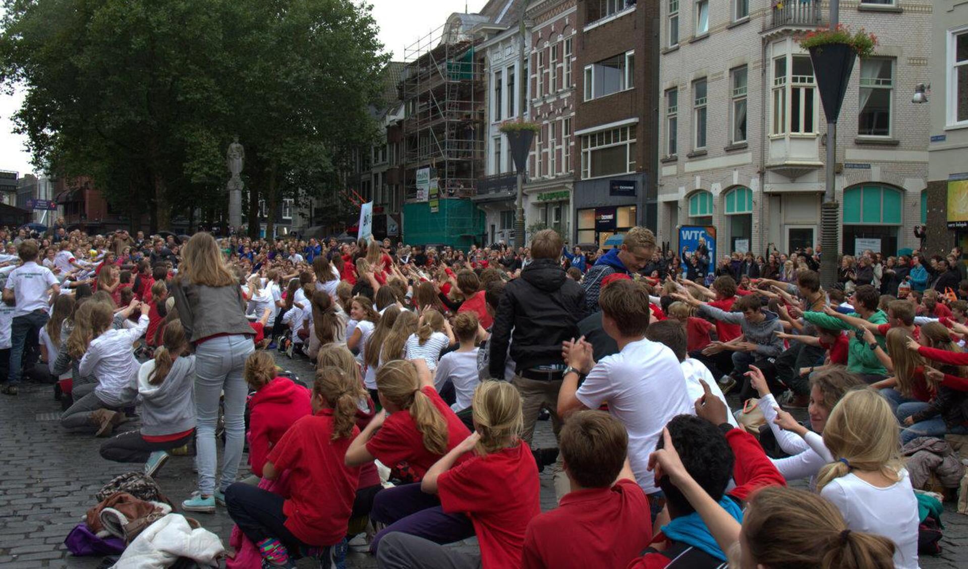 Ruim 800 leerlingen van het Stedelijk Gymnasium bestormden de Grote Markt foto Patricia Rompa
