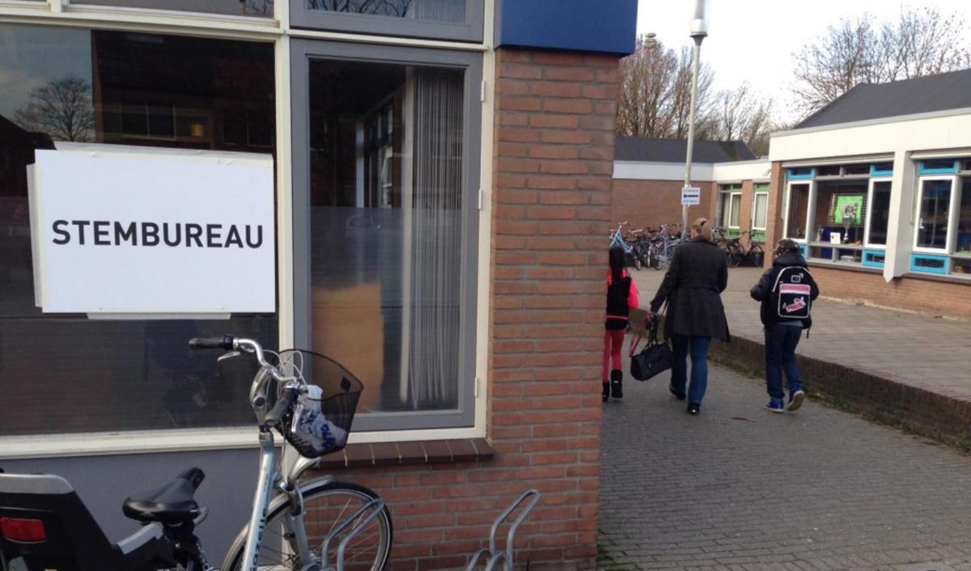 Het stembureau aan de Raaimoeren in Breda. foto Wijnand Nijs