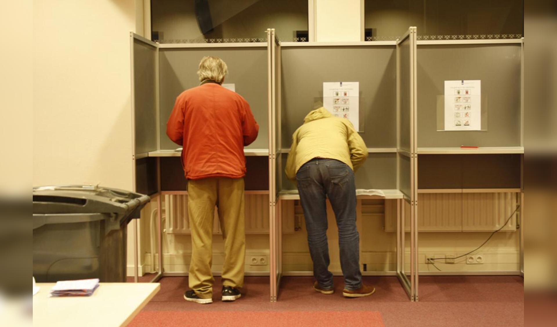 Het tellen van de stemmen bij het stembureau op het stadskantoor. foto Debra van der Heide