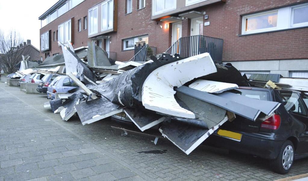 Storm Blaast Daken Van Huizen Acaciastraat Breda | BredaVandaag - Hét ...