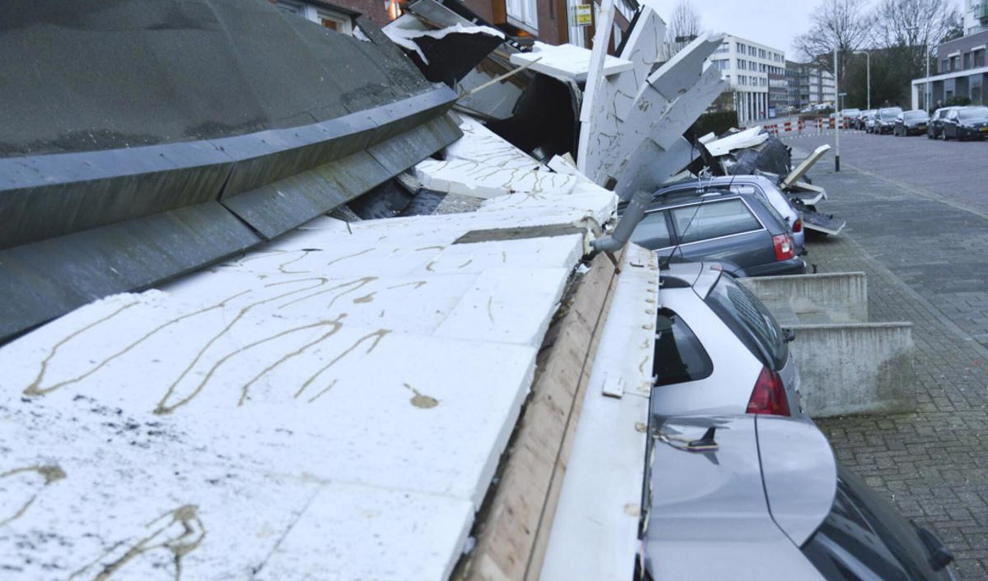 Bij ongeveer tien huizen in de Acaciastraat is 15 februari het dak naar beneden gekomen.  foto Perry Roovers / SQ Vision