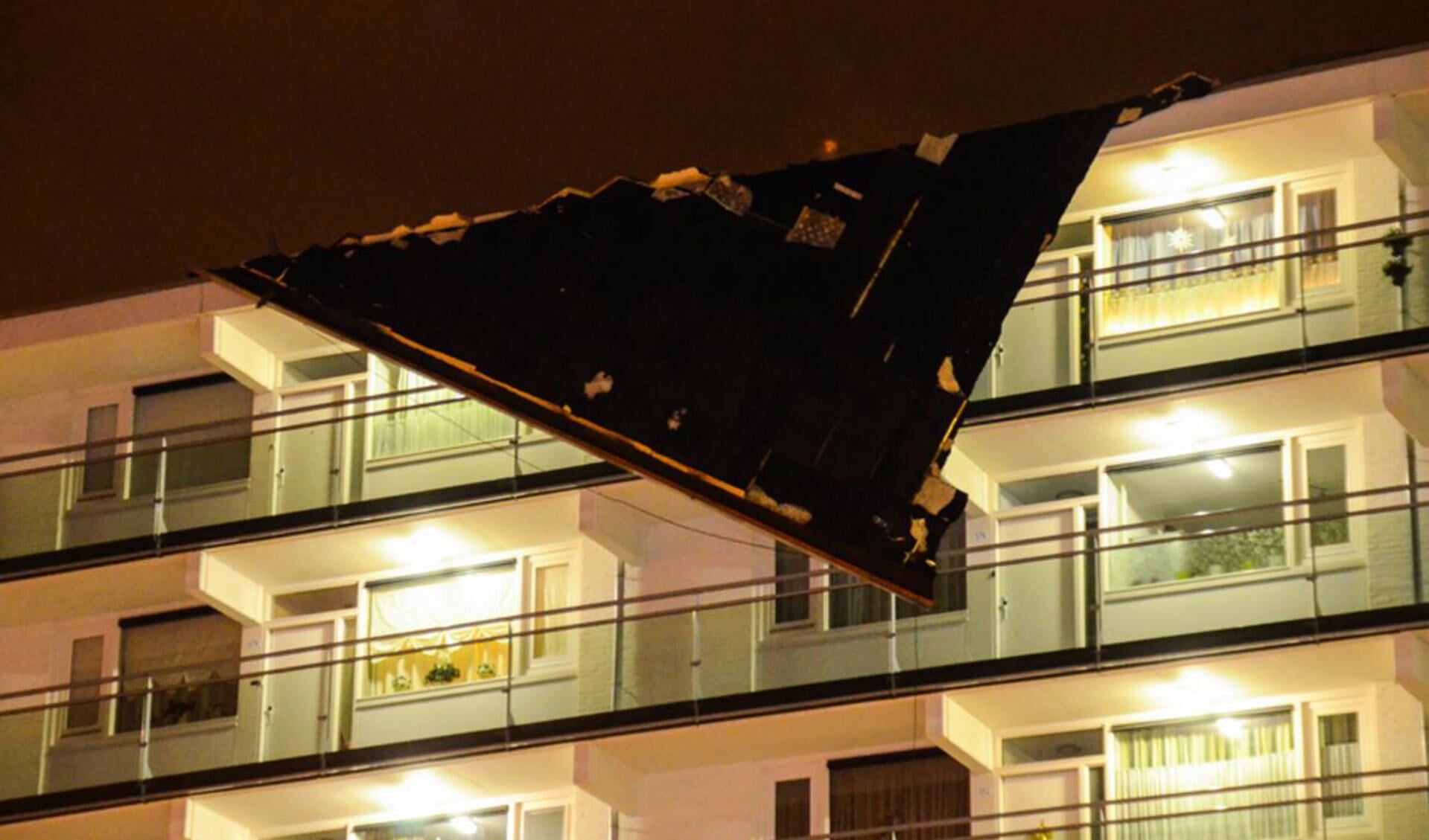 Het dak van flat de Windvanger aan de Brusselstraat bleek niet stormbestendig. foto Luuk Koenen/SQ Vision