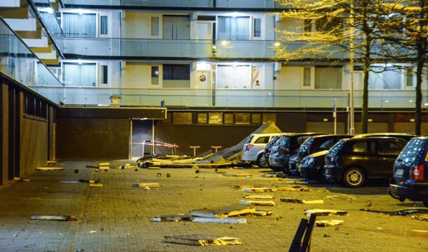 Het dak van flat de Windvanger aan de Brusselstraat bleek niet stormbestendig. foto Luuk Koenen/SQ Vision