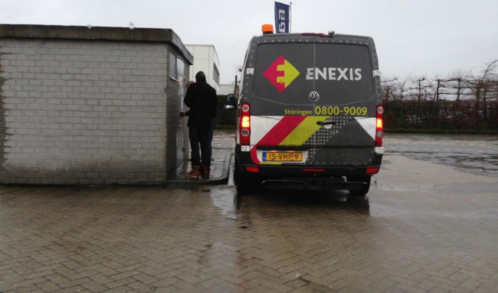 Enexis controleert een transformatorhuisje op het terrein van de Gamma. foto Wijnand Nijs