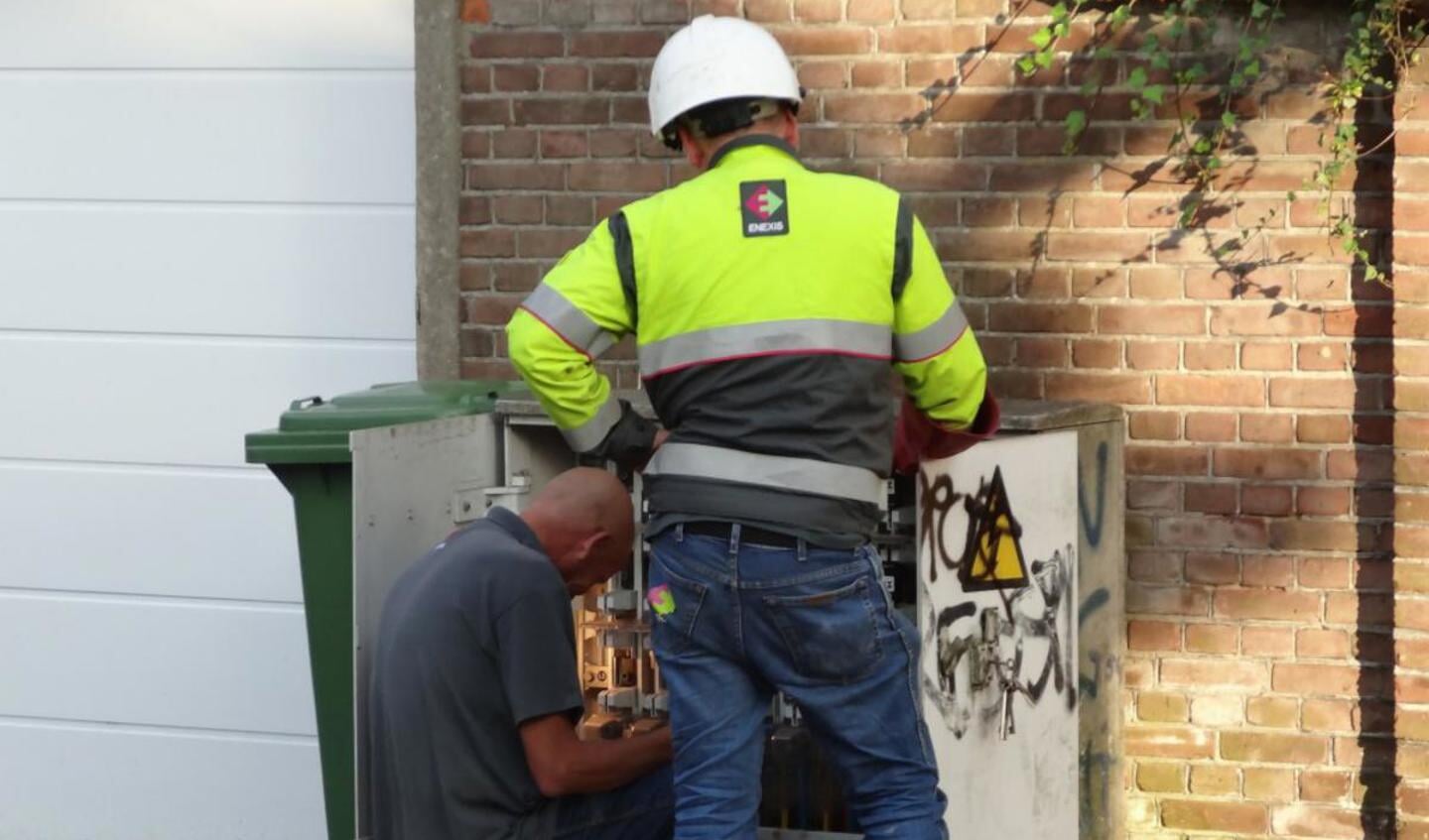 Medewerkers van Enexis aan het werk in de Nachtegaalstraat in de Belcrum, 14 augustus. foto Henk Voermans