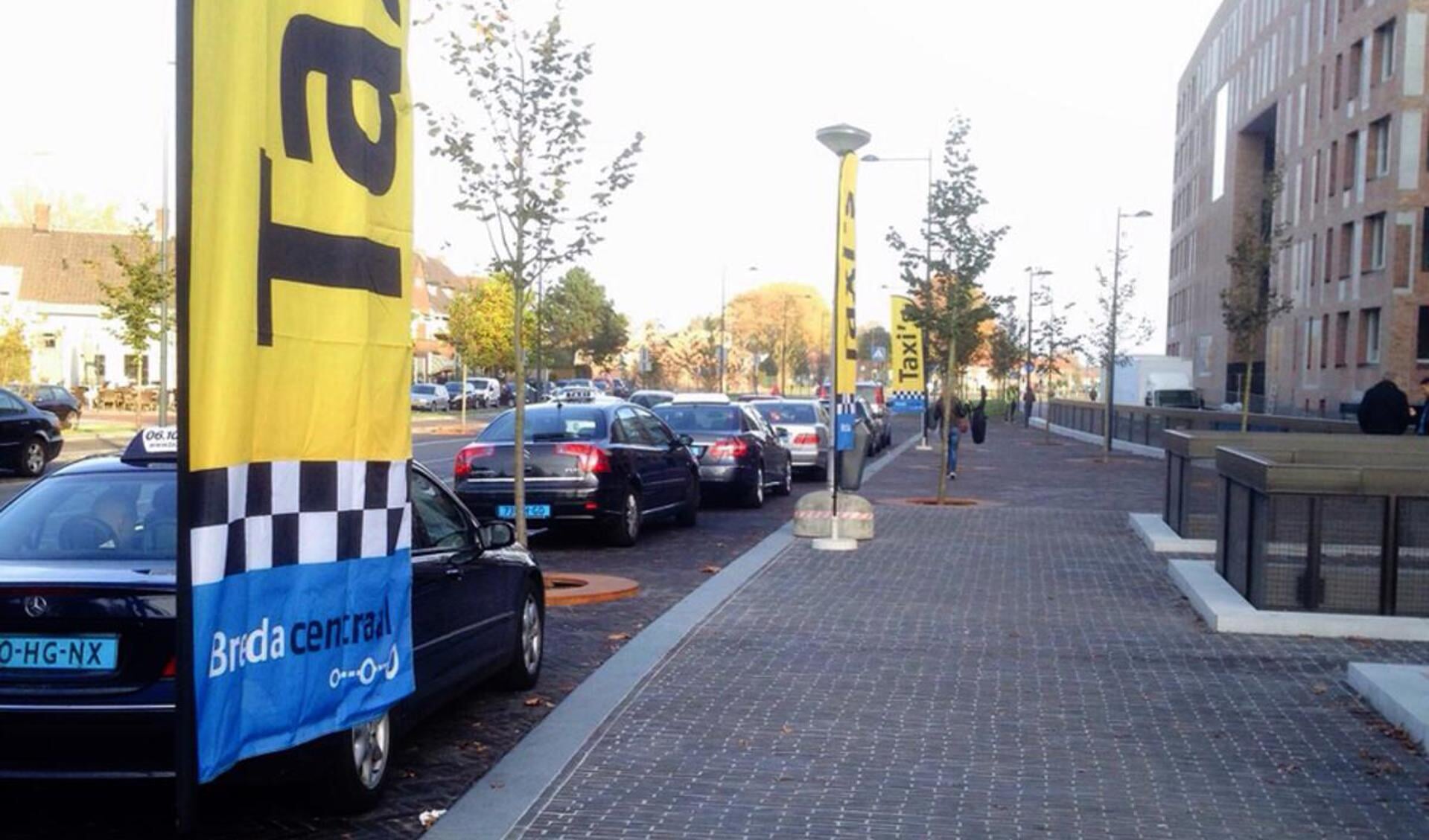 Breda Centraal vlaggen taxistandplaats.