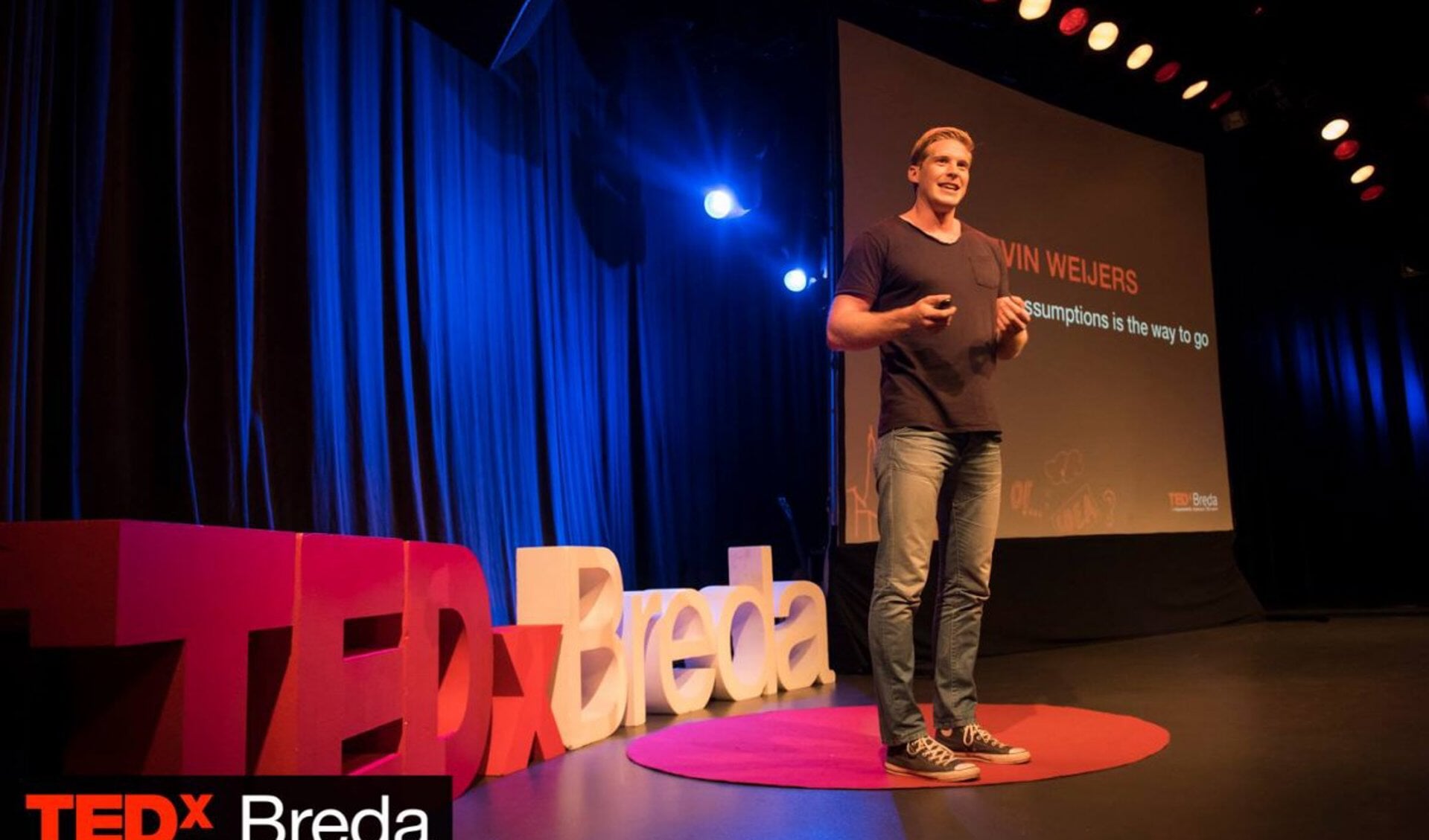 Kevin Weijers, een van de vijf potentieel beste sprekers, geeft een TED talk in Breda.