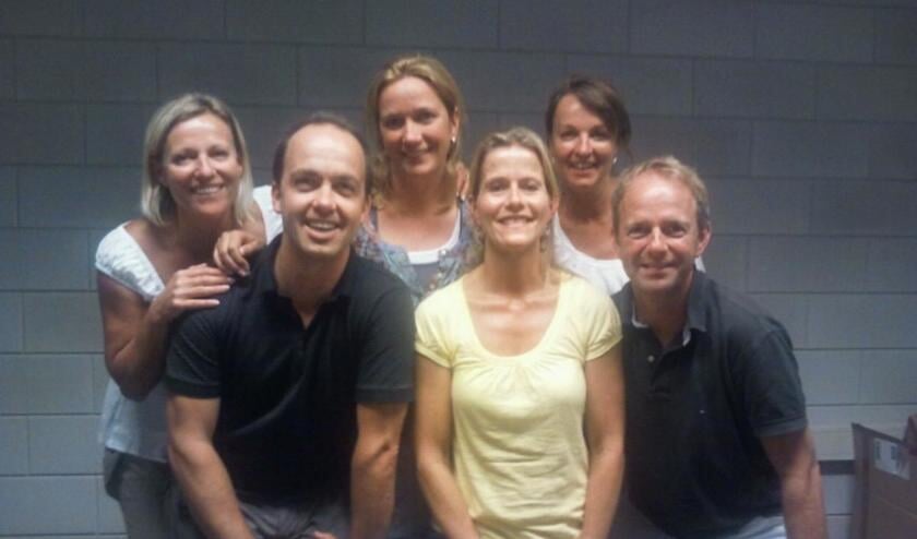 Achterste rij vlnr: Anita van Osch, Anne Segeren, Mirjam van den Boom. Voorste rij: Lars Derde, Saskia van Meer en René-Pascal van den Boom. foto TV Markant