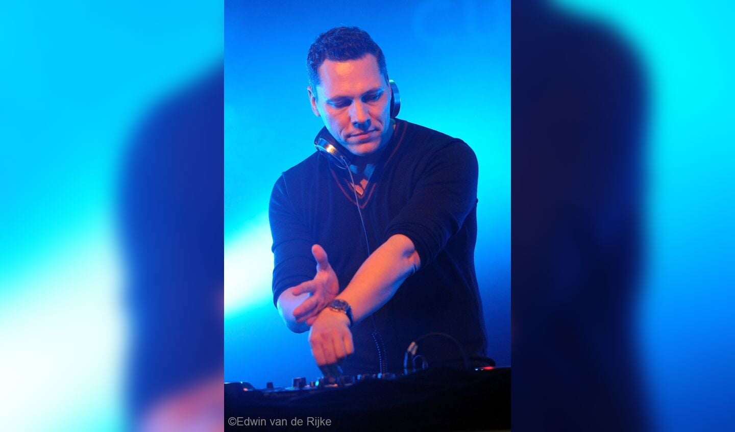 DJ Tiësto geniet van zijn feestje in de Mezz, samen met R3HAB en Hardwell.