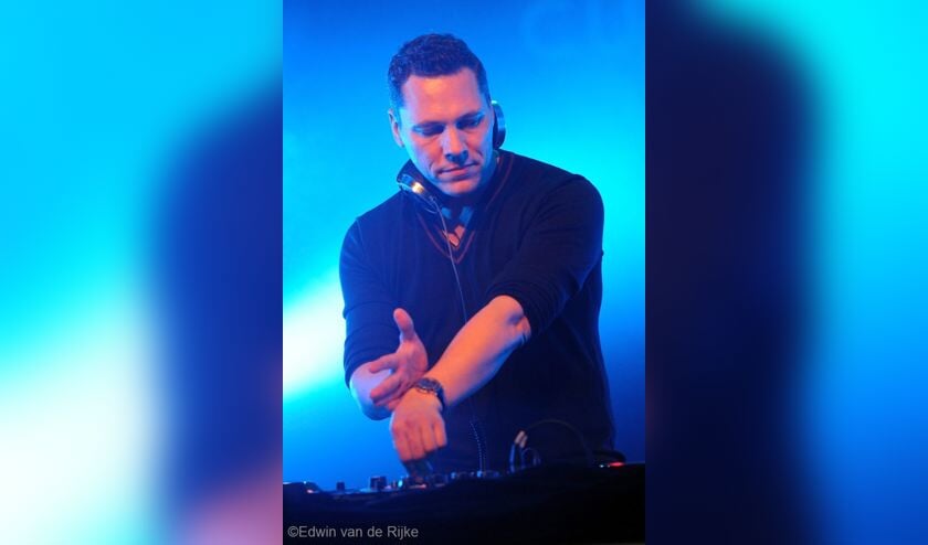 DJ Tiësto geniet van zijn feestje in de Mezz, samen met R3HAB en Hardwell.  