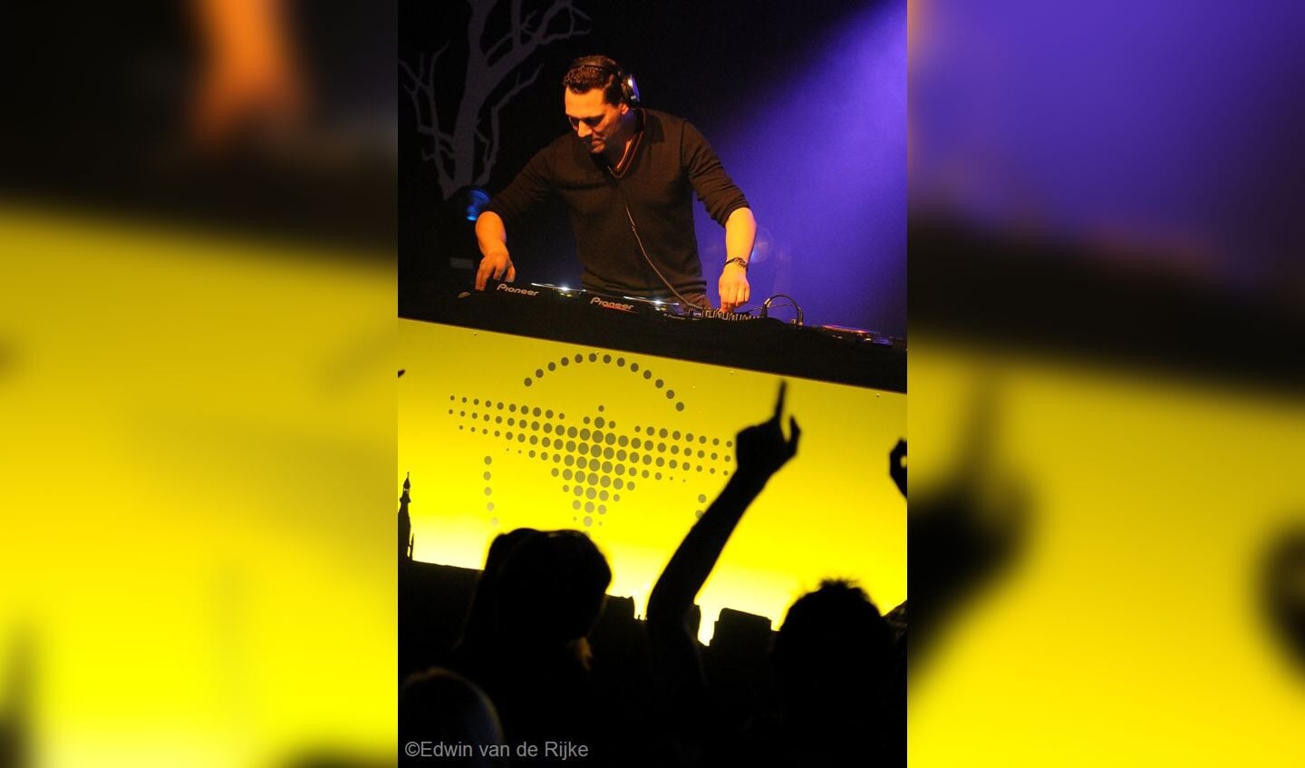 DJ Tiësto geniet van zijn feestje in de Mezz, samen met R3HAB en Hardwell. foto Edwin van de Rijke