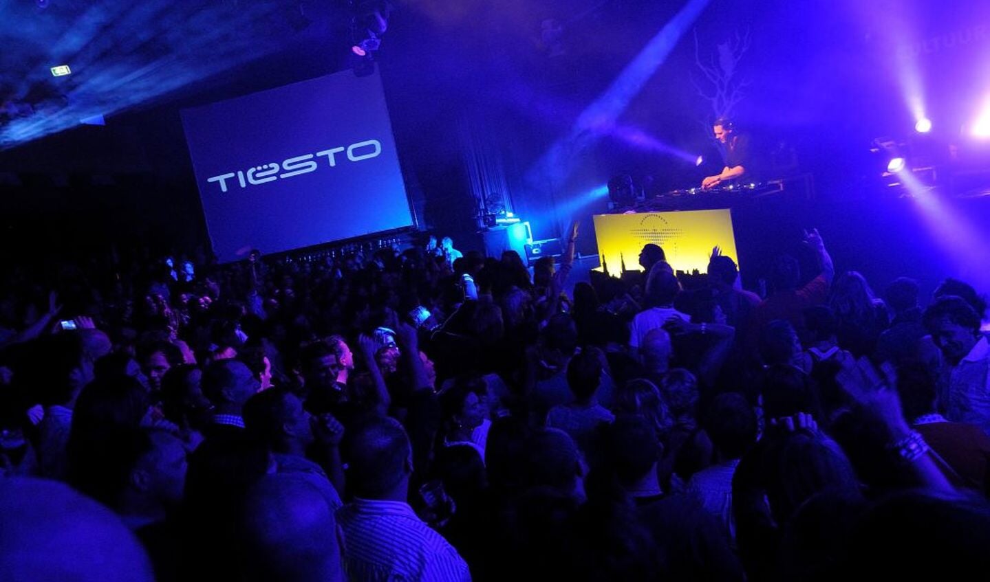 DJ Tiësto geniet van zijn feestje in de Mezz, samen met R3HAB en Hardwell. foto Edwin van de Rijke