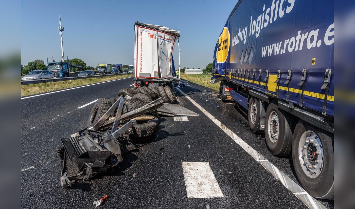 Een ongeval waarbij twee vrachtwagens en een personenwagen betrokken waren, zorgde maandag 19 juni voor lange files en veel ravage op de A59.