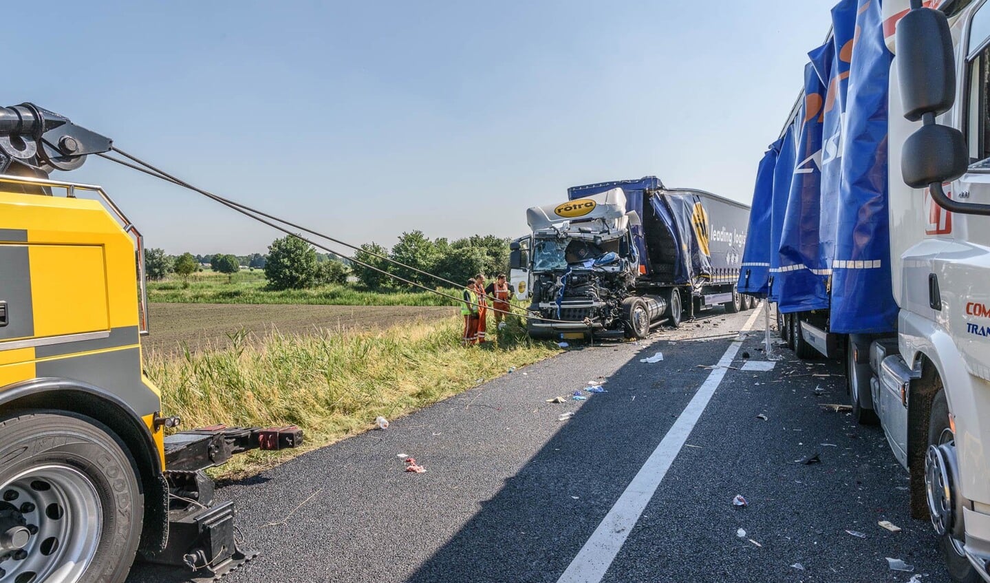 Een ongeval waarbij twee vrachtwagens en een personenwagen betrokken waren, zorgde maandag 19 juni voor lange files en veel ravage op de A59.