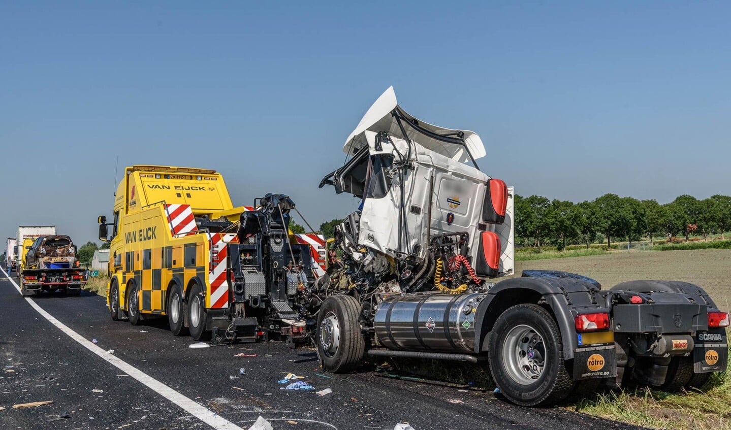 Een ongeval waarbij twee vrachtwagens en een personenwagen betrokken waren, zorgde maandag 19 juni voor lange files en veel ravage op de A59.