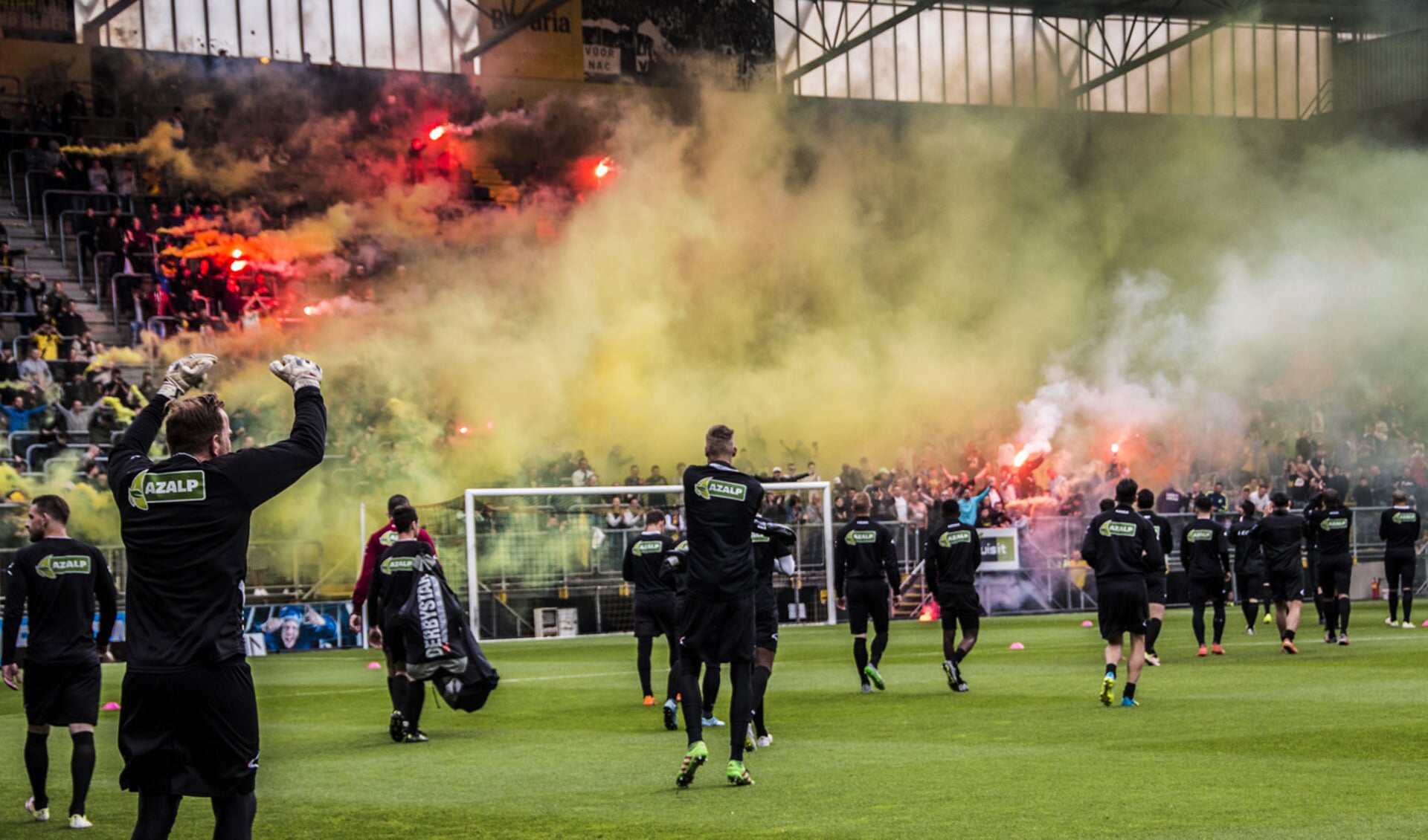 NAC trainde met publiek in het Rat Verlegh Stadion, daags voor de wedstrijd Willem II-NAC.