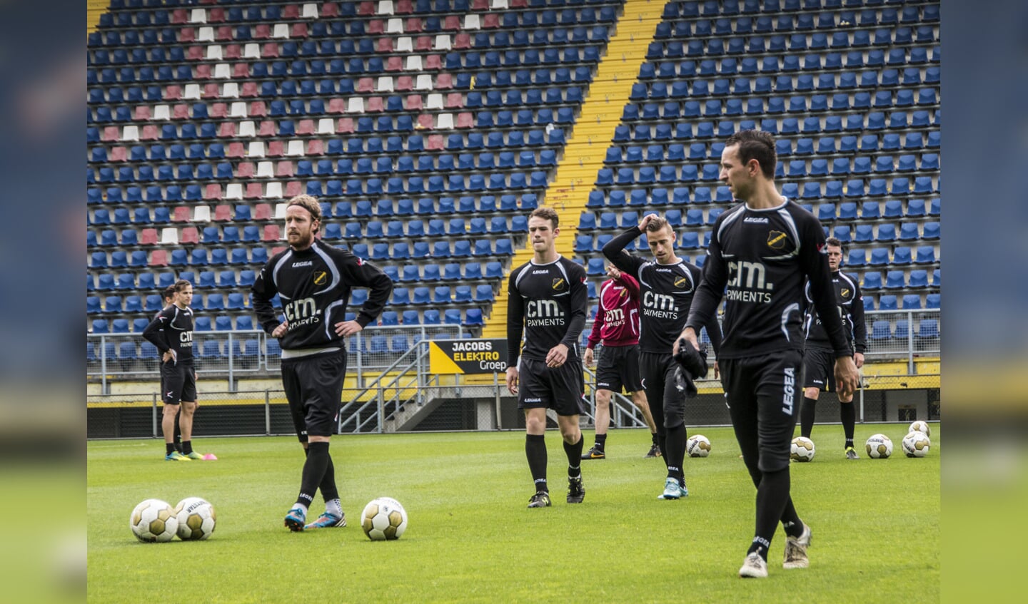 NAC trainde met publiek in het Rat Verlegh Stadion, daags voor de wedstrijd Willem II-NAC.