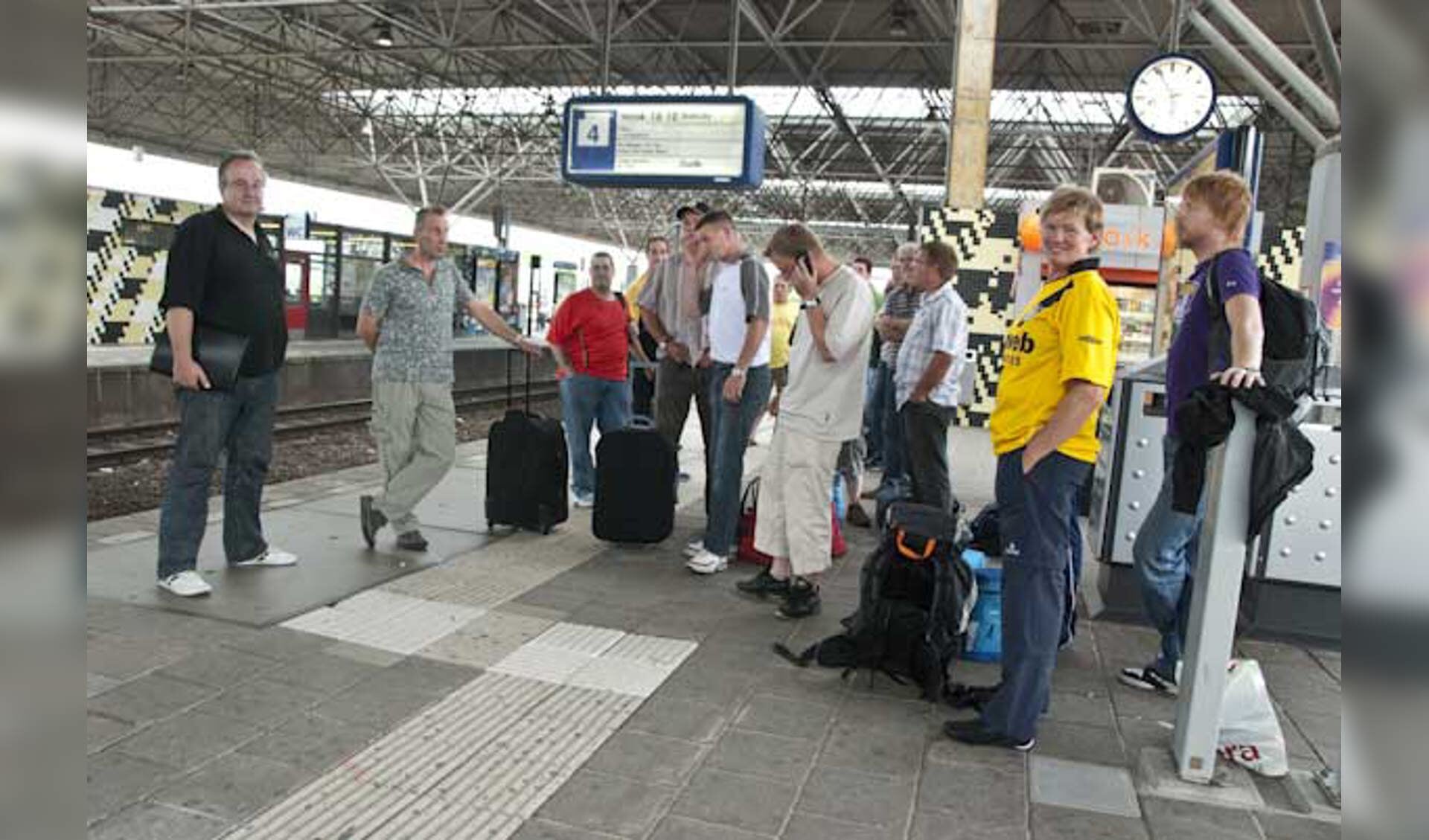 En woensdagavond vertrok een select gezelschap met de trein richting Polen, NAC achterna. foto Guido van der Kroef