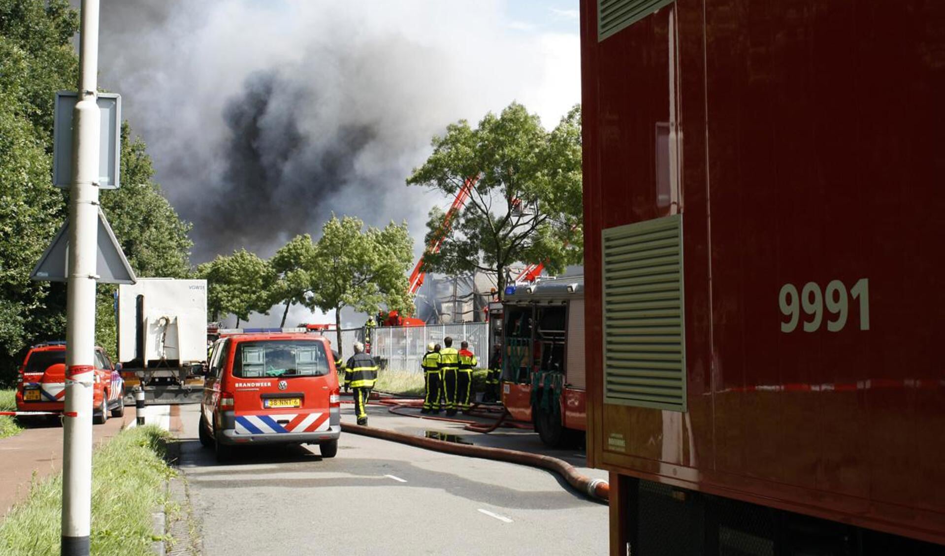 Een brand bij Destra Data aan de Mijkenbroek werd bestreden door tientallen brandweerlieden.