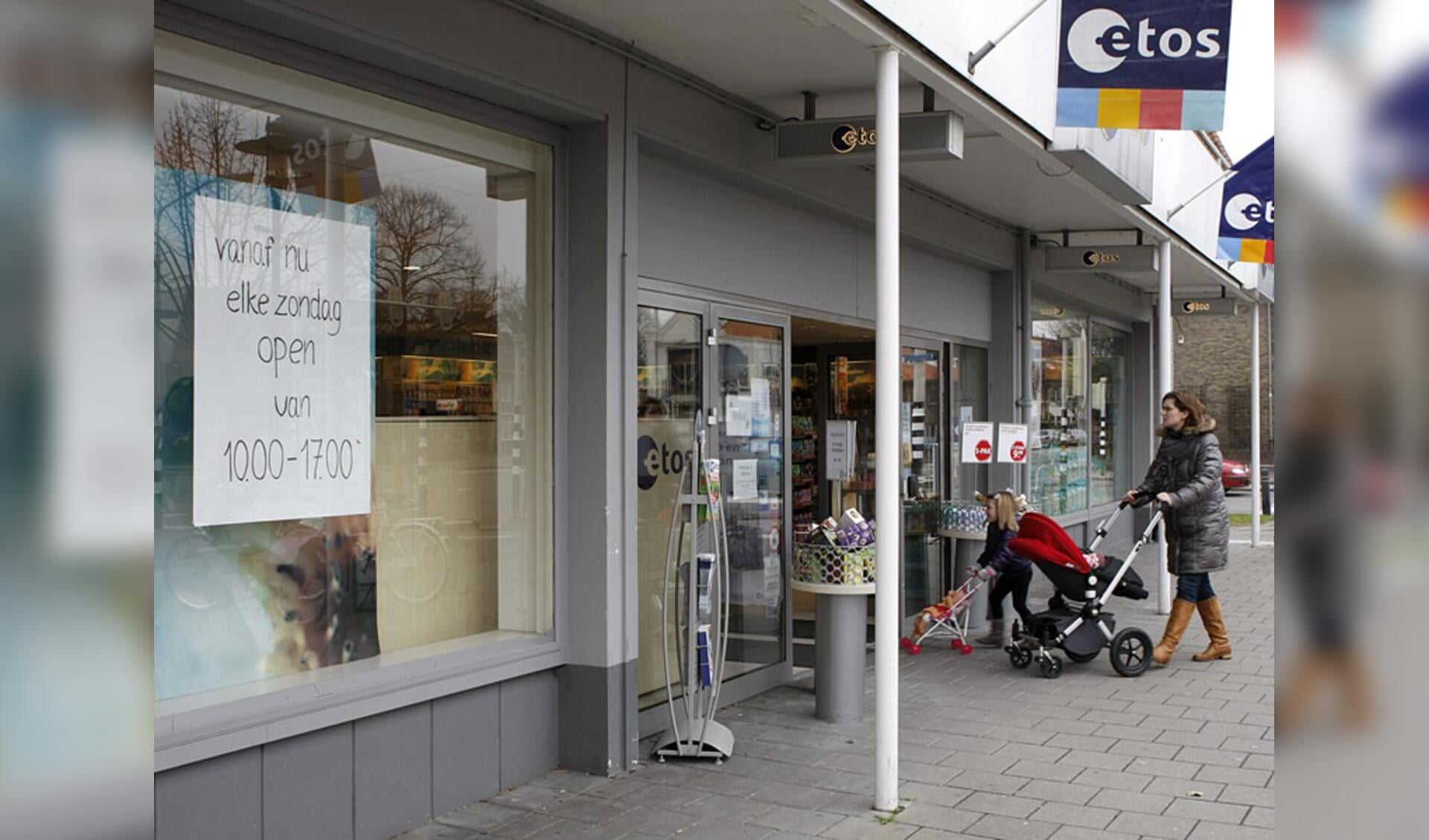 Steeds meer winkels aan het Valkeniersplein zijn elke zondag open. foto Ilse Lukken