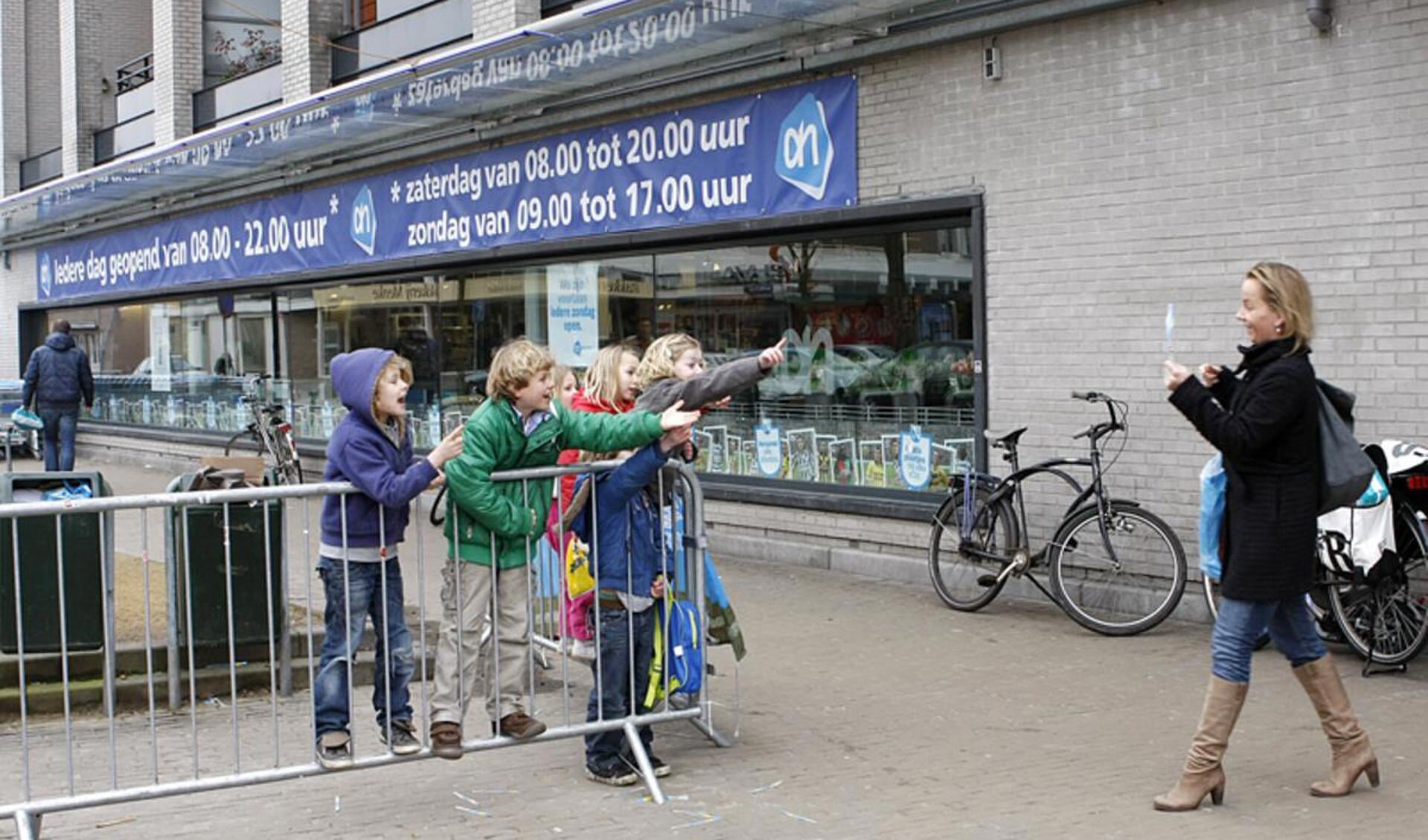 Steeds meer winkels aan het Valkeniersplein zijn elke zondag open. foto Ilse Lukken