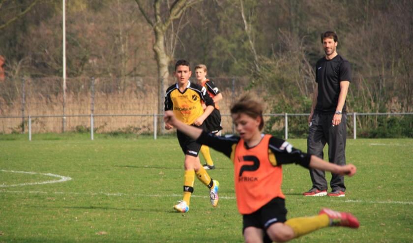 Ruud van Nistelrooij verzorgde maandagmiddag een training bij de NAC-jeugd op het terrein van WDS'19. foto Vinnie de Laat