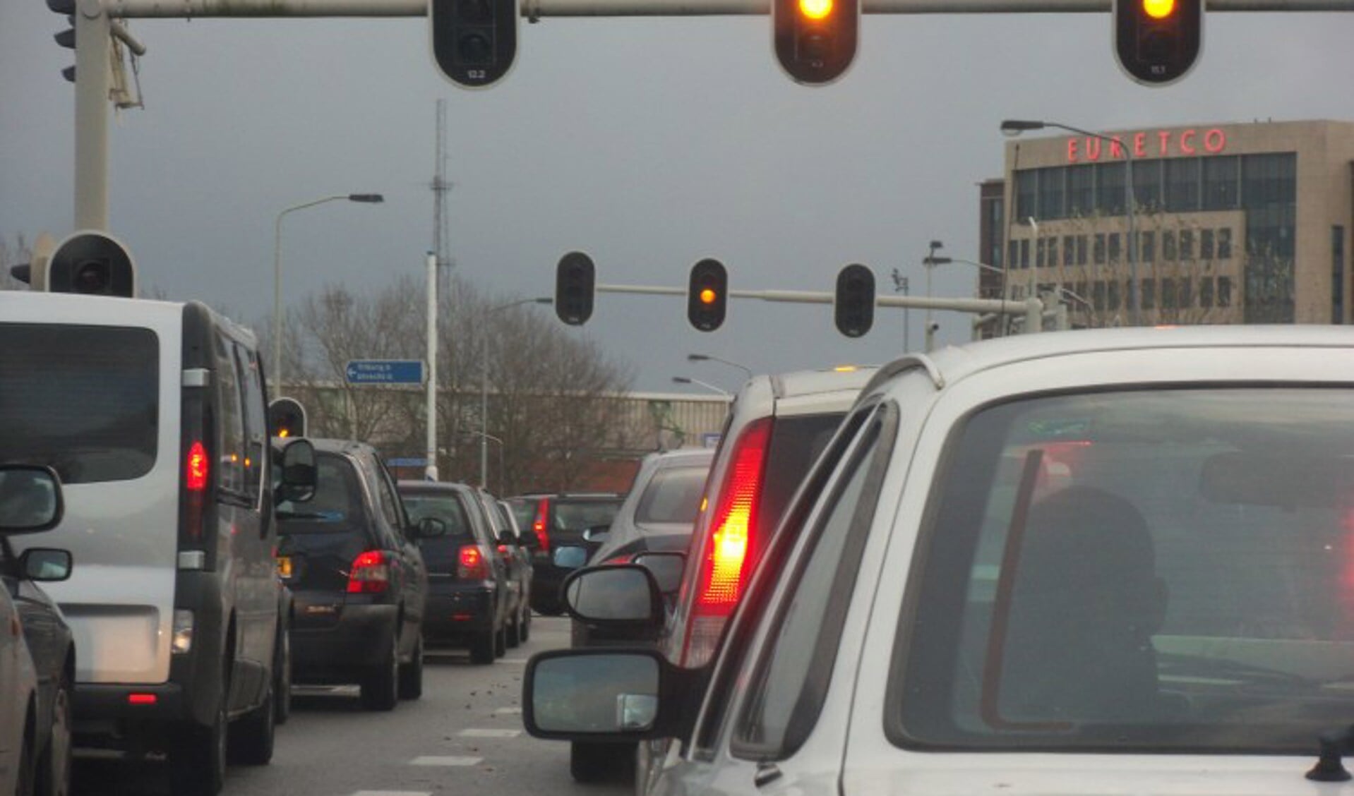 Geen verkeerslichten op zaterdagmiddag bij de Emerparklaan. Resultaat: chaos op de weg. foto Jeroen Thoolen