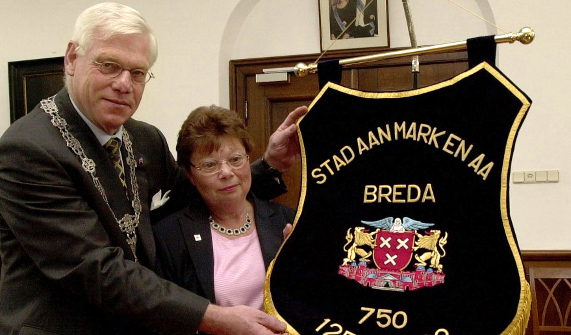 Toenmalig burgemeester Chris Rutten met een vaandel van 750 jaar Breda.