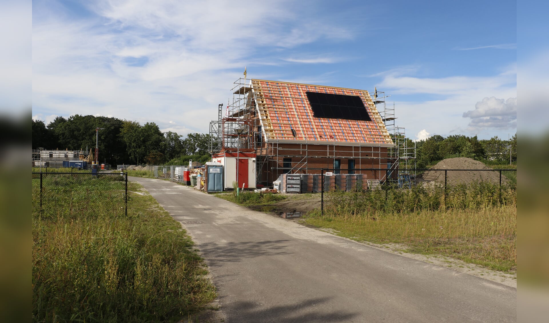 De bouw van de negentien vrijstaande huizen aan de Vinkenweide is begonnen. Het eerste huis heeft het hoogste punt bereikt.