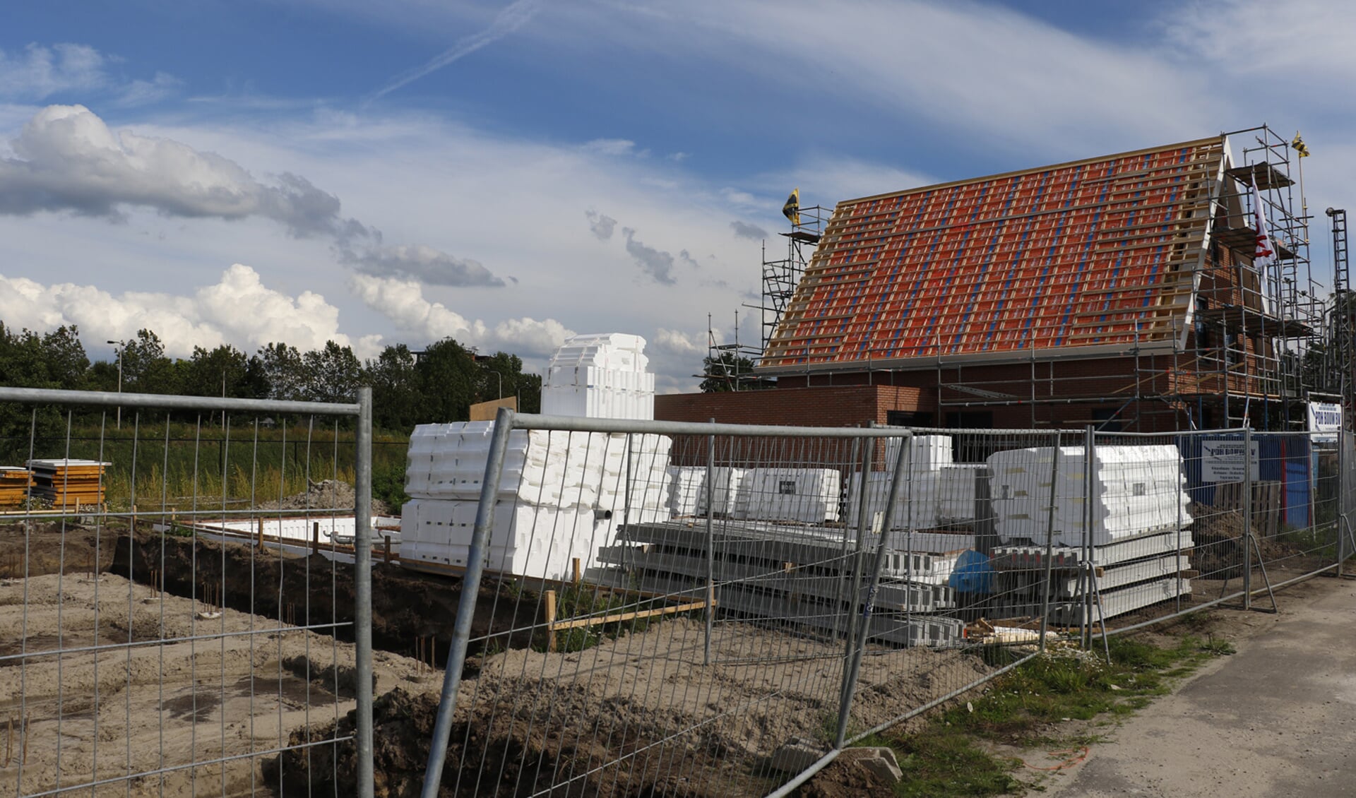 De bouw van de negentien vrijstaande huizen aan de Vinkenweide is begonnen. Het eerste huis heeft het hoogste punt bereikt.