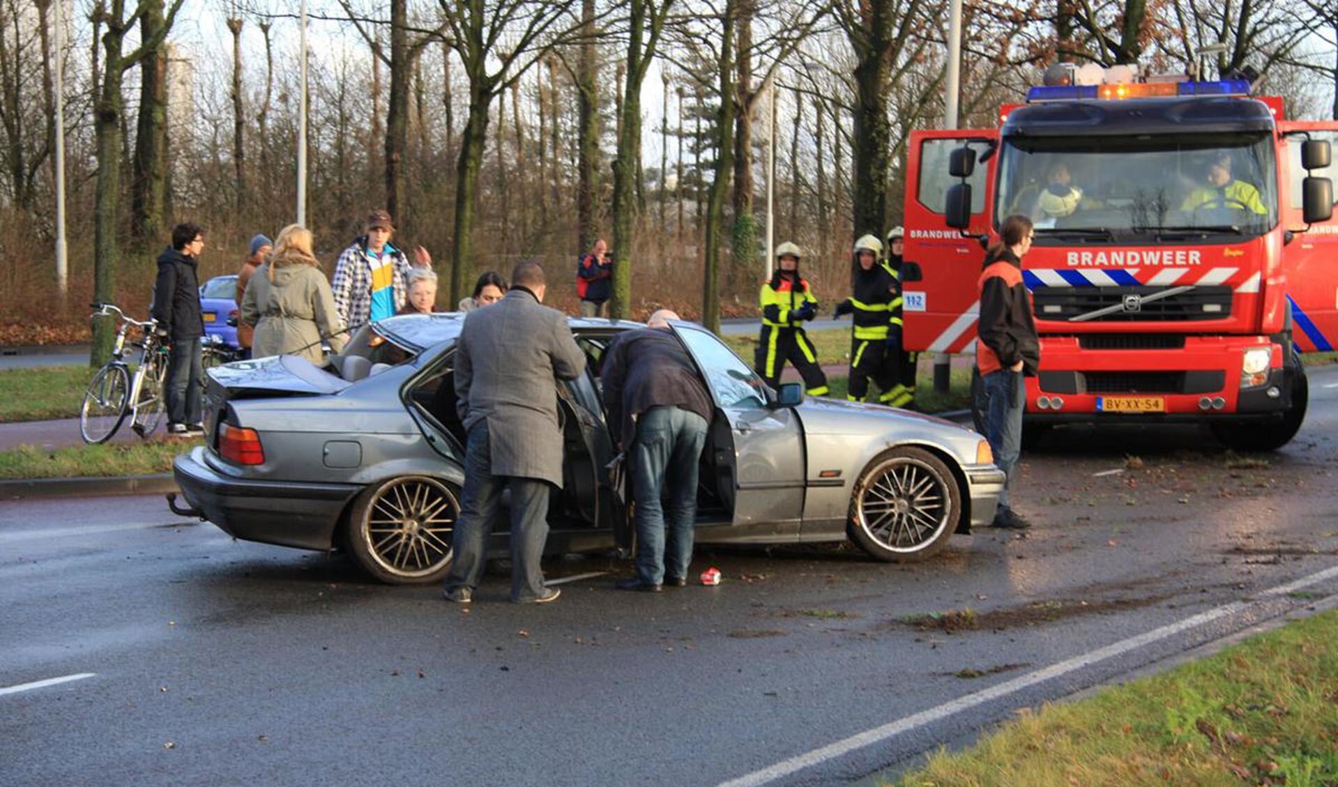 Bij een zwaar ongeval tussen twee BMW's zijn dinsdagmiddag drie personen gewond geraakt. foto Erik Eggens