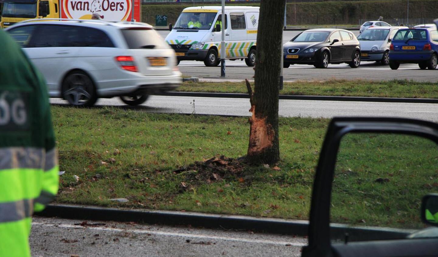 Bij een zwaar ongeval tussen twee BMW's zijn dinsdagmiddag drie personen gewond geraakt. foto Erik Eggens
