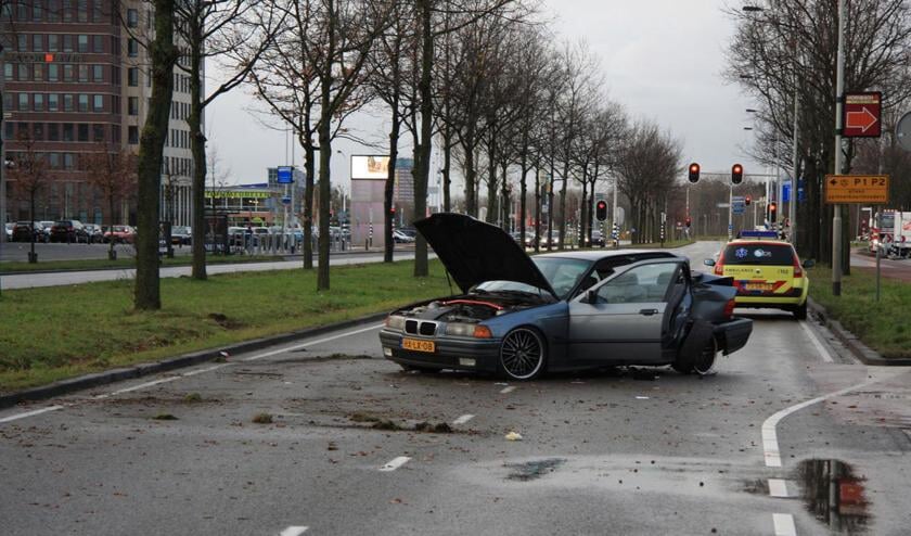 Bij een zwaar ongeval tussen twee BMW's zijn dinsdagmiddag drie personen gewond geraakt. foto Erik Eggens  