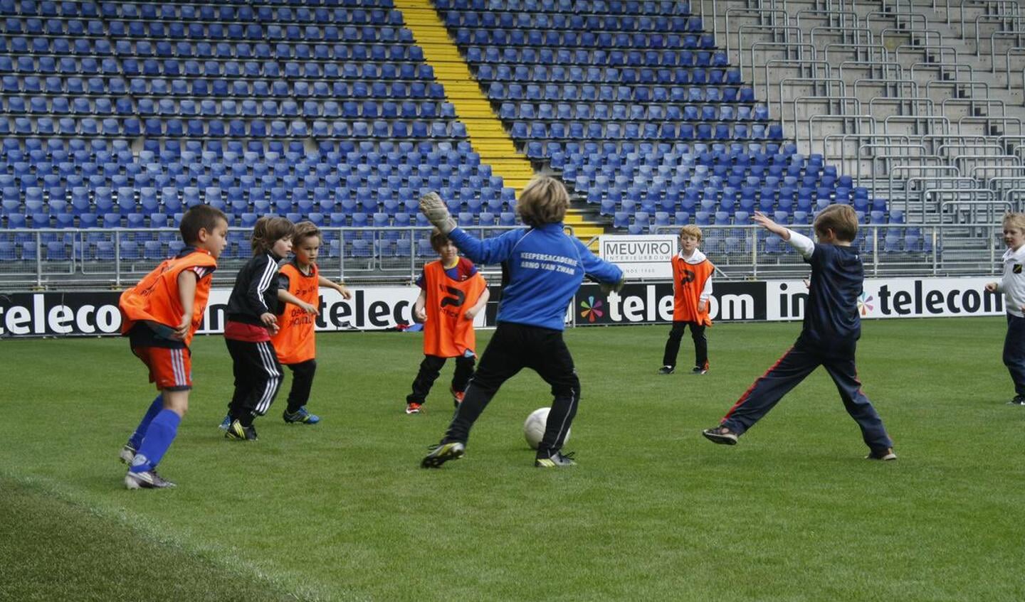 De spelers van NAC Breda spelen met kinderen om de Stichting Steun Kanjer Zoë te steunen. foto Debra van der Heide 