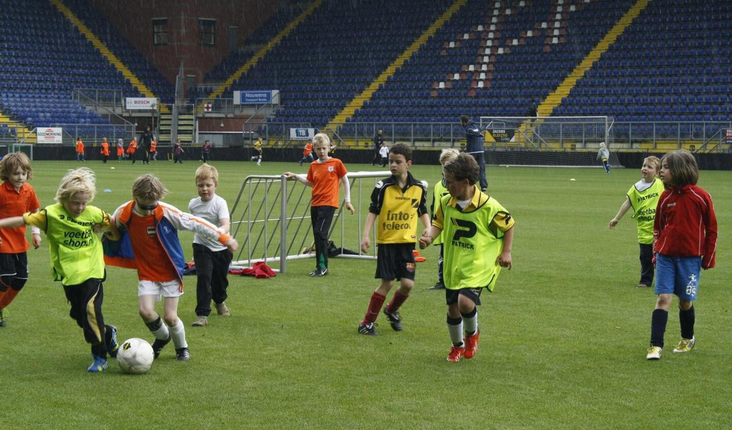 De spelers van NAC Breda spelen met kinderen om de Stichting Steun Kanjer Zoë te steunen. foto Debra van der Heide 