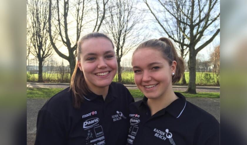 Volleybalzusjes Mexime en Emie van Driel.