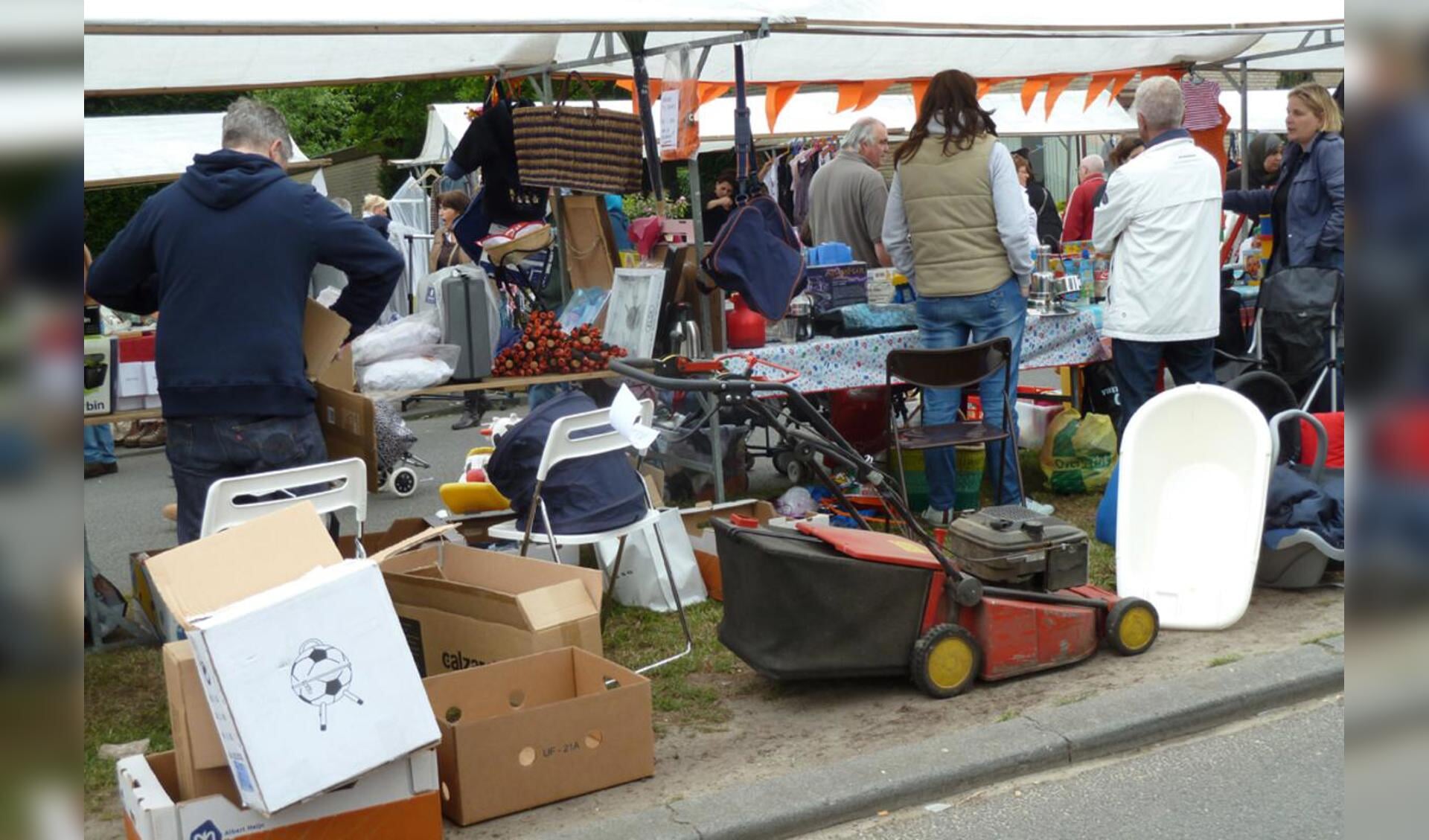 Drukte op de jaarlijkse vrijmakt in Princenhage. foto Perry Roovers