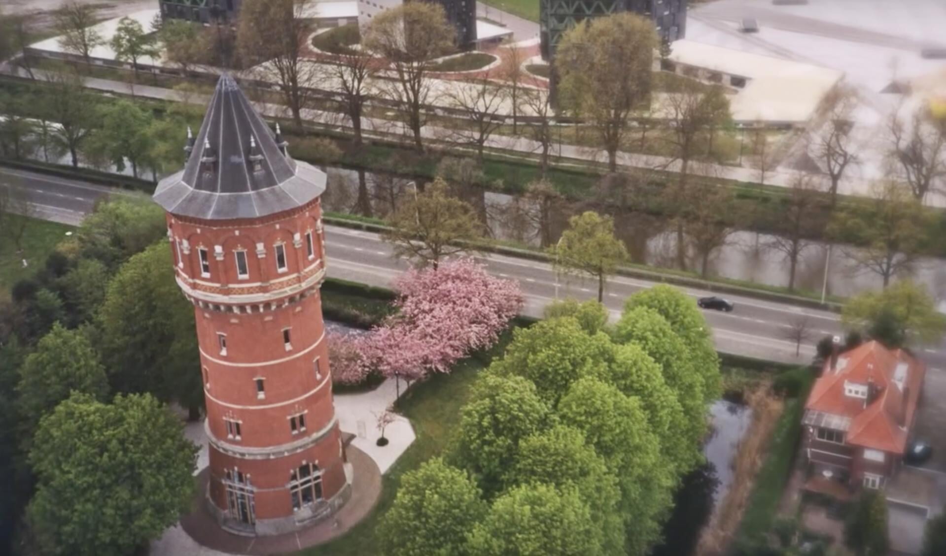 Youtubestil van de watertoren in Breda. Het pand gaat binnenkort onder de hamer.