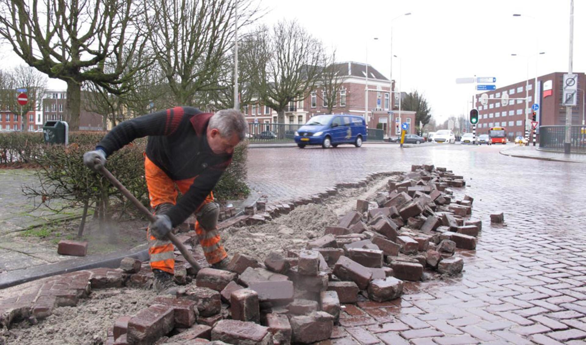 Spoedreparatie aan het wegdek, donderdag 31 januari. foto Wijnand Nijs