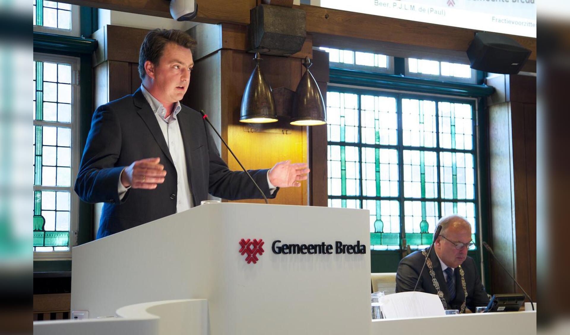 D66-fractievoorzitter Paul de Beer bij de installatie van het college van Breda'97, CDA, GroenLinks, PvdA en SP op 15 mei 2014.